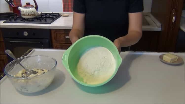 For the preparation of bulk pie with cottage cheese, sift flour