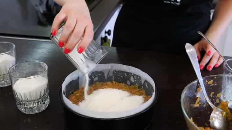 Lay the ingredients in layers to make bulk apple pie