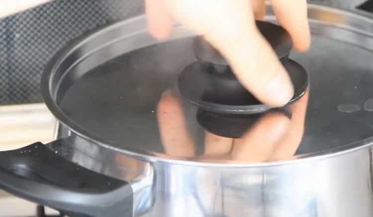 For cooking vegetable stew with zucchini, close the lid