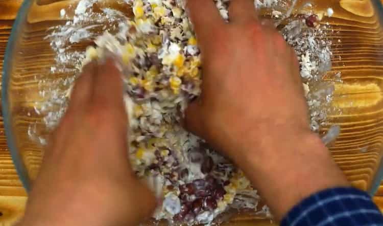 For the preparation of vegetable cutlets, stir the minced meat