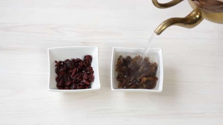 To make oatmeal cookies with a banana, prepare the ingredients