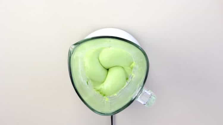 Mix the ingredients for the sandwich avocado paste.