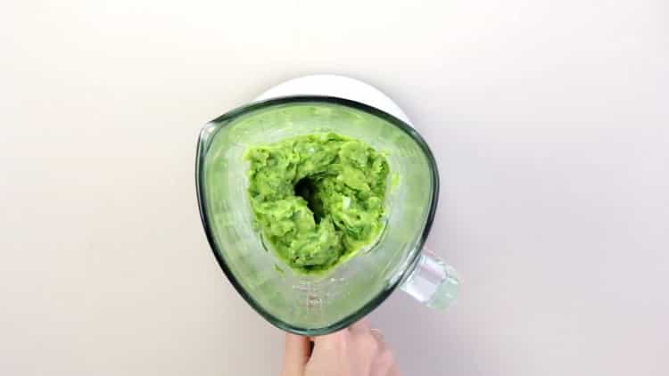Grind the ingredients to make sandwich avocado paste