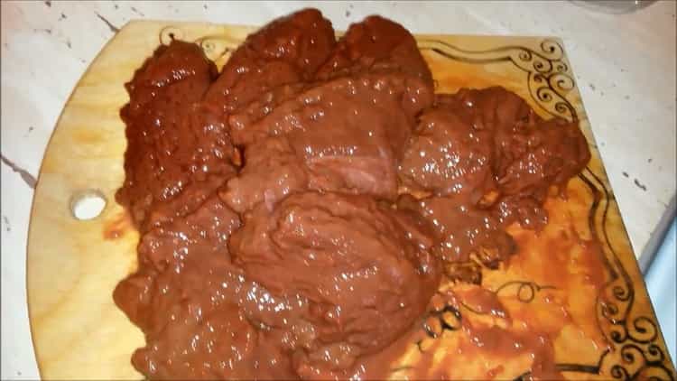 Prepare the ingredients for the preparation of beef liver pancakes