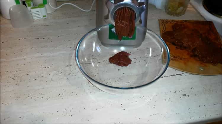 Grind the ingredients to make the liver beef pancakes