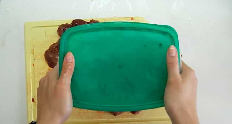 To make fried chicken liver with onions, prepare flour