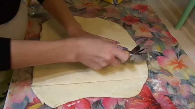 To make homemade cookies on margarine, cut the dough