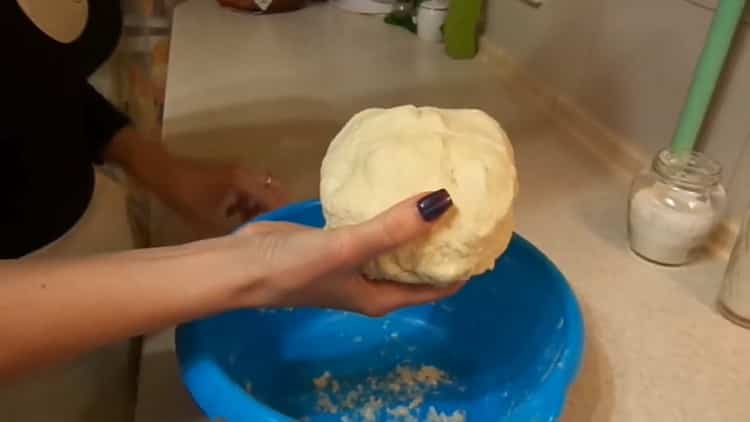 To make homemade cookies on margarine, knead the dough