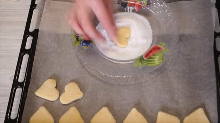 To make homemade cookies, dip the dough in a mold.