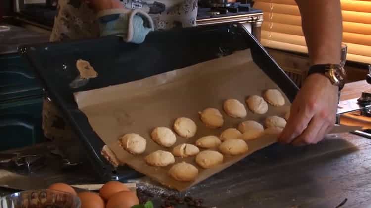 For the preparation of cookies made from medal flour. turn on the oven