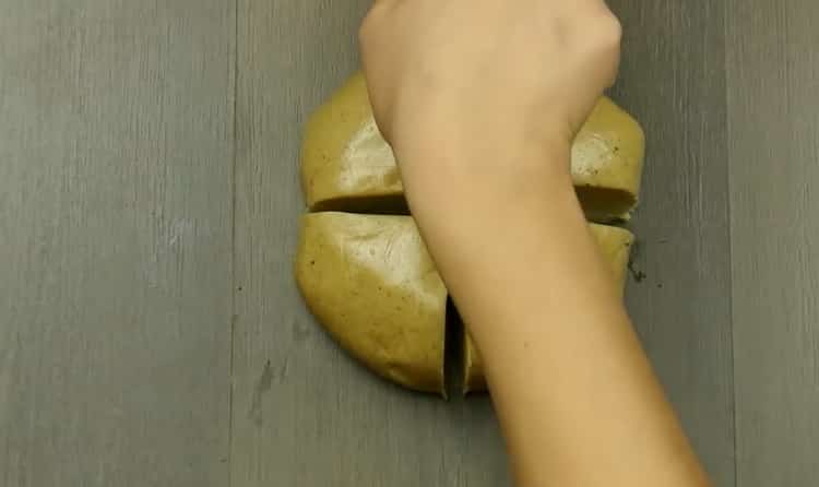 To make gingerbread cookies with cinnamon, cut the dough