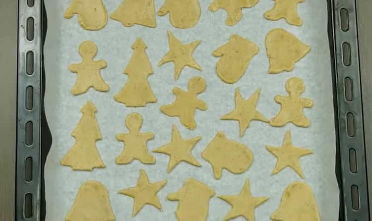 To prepare gingerbread cookies with cinnamon, put the dough on a baking sheet