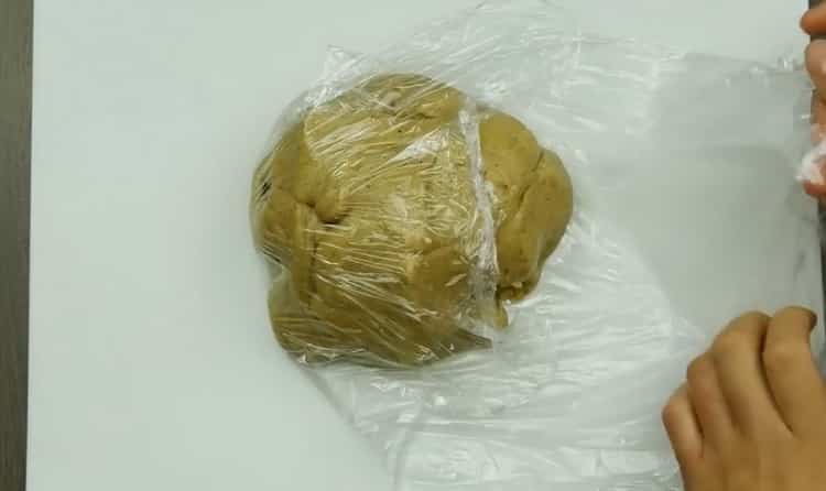 To make gingerbread cookies with cinnamon, place the dough under a film
