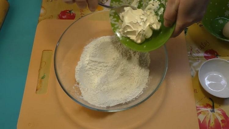 To make margarine cookies, mix the ingredients.