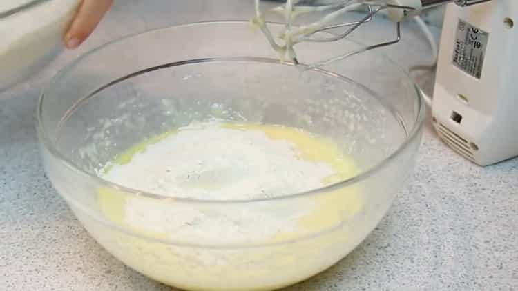 Sift the flour to make cookies on the condensed milk