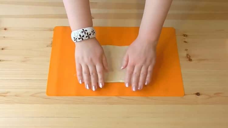 To make cookies on sour cream, roll out the dough