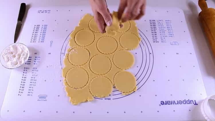 To make cookies with apples, prepare a mold