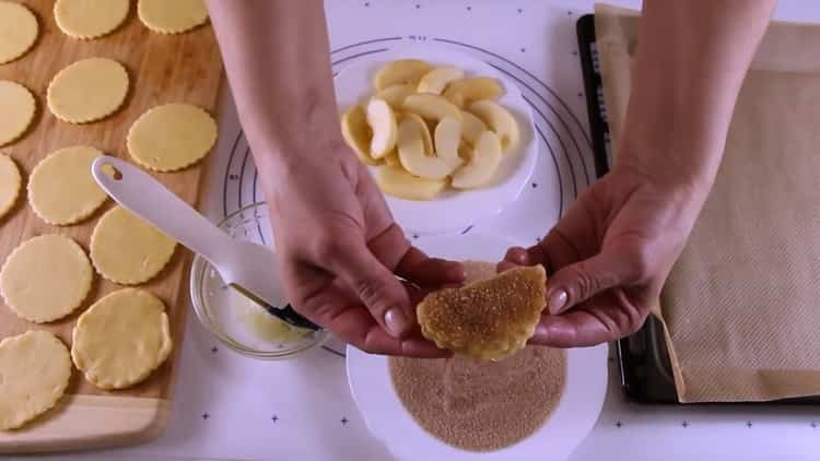To make cookies with apples, sprinkle cookies with powder