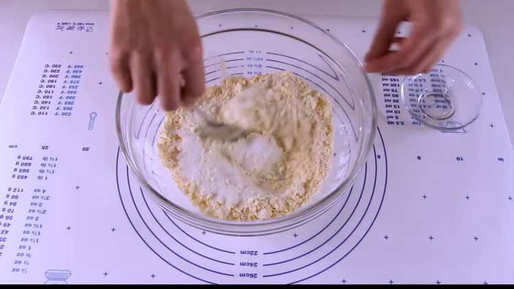 To mix cookies with apples, mix the ingredients.