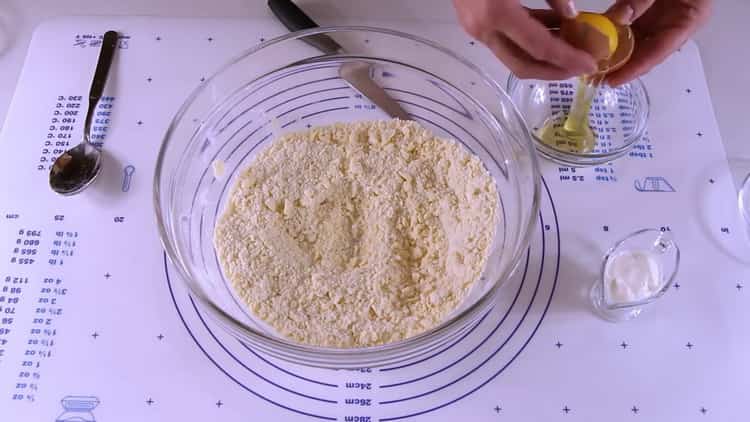 Add eggs to make cookies with apples.