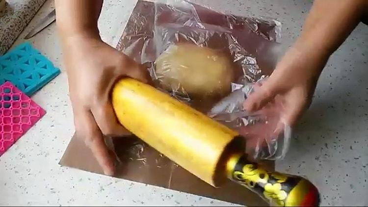 To prepare the anniversary cookies, put the dough under the foil