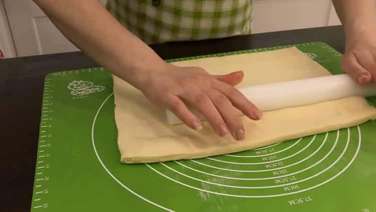 To make a pie with cabbage and egg in the oven, roll out the dough