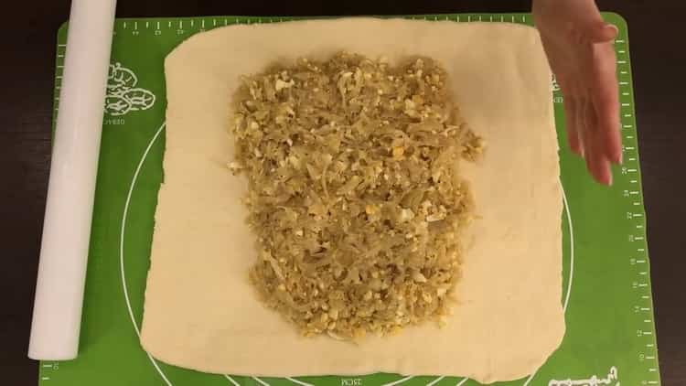 To prepare a pie with cabbage and egg in the oven, put the filling on the dough