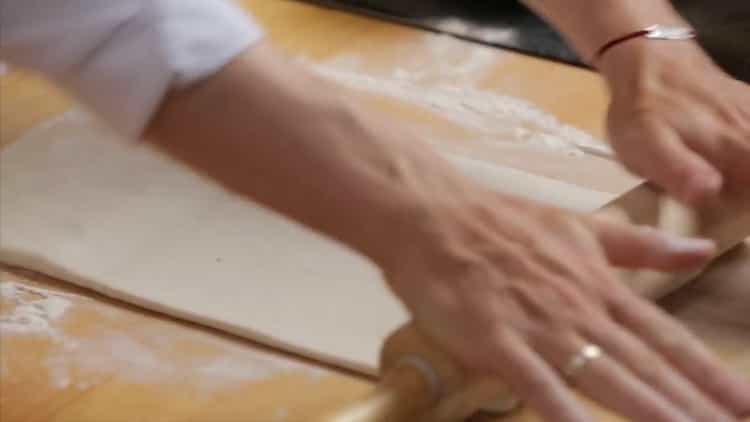 To make a pie with chicken and mushrooms, roll a Tetso