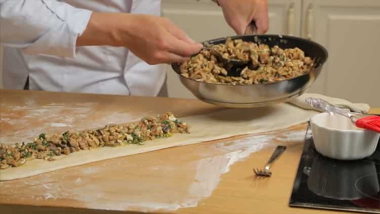 To make a pie with chicken and mushrooms, put minced meat on the dough