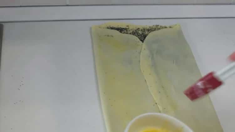 To make pies with poppy seeds, grease the dough with butter