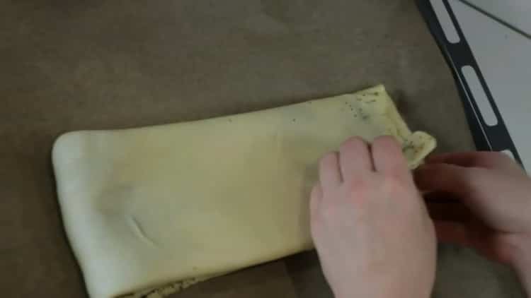 Preheat the oven to make pies with poppy seeds