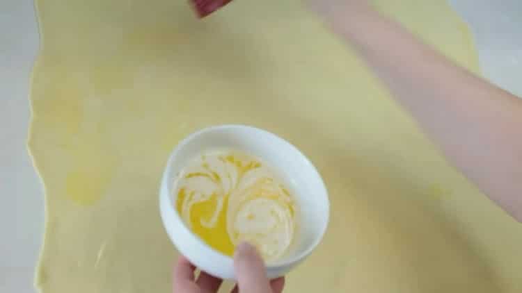 To make pies with poppy seeds, grease the dough