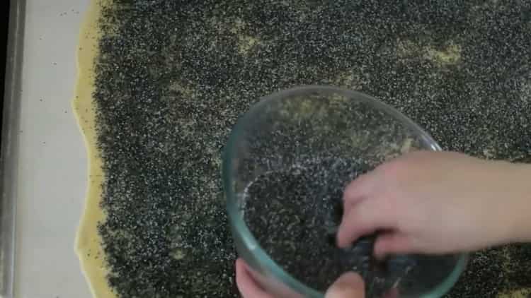 To make pies with poppy seeds, put the filling on the dough