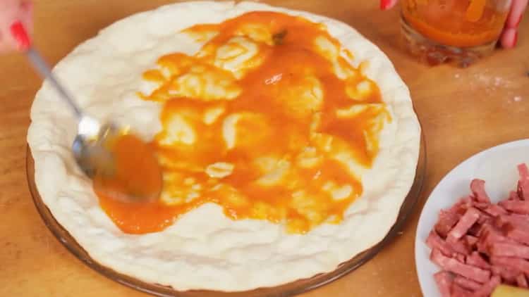 Prepare the sauce for microwave pizza