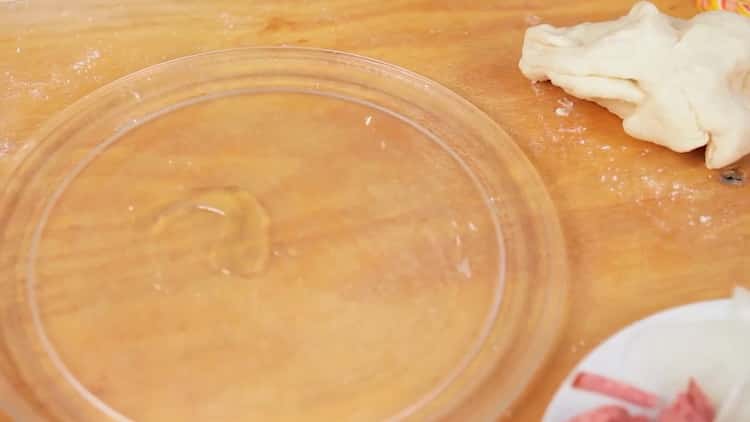 Prepare a mold for microwave pizza