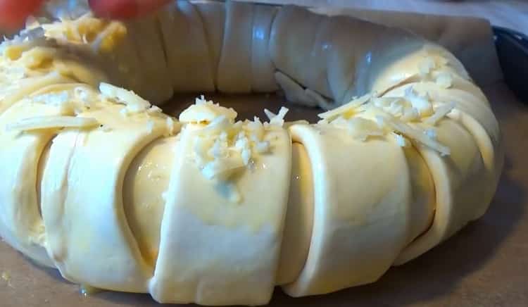 To make puff pastry pizza, coat the roll