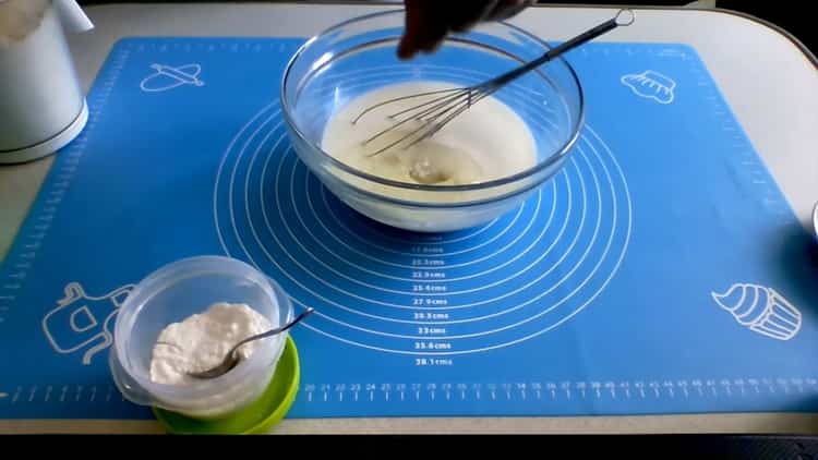 Combine the ingredients to make kefir pizza in the oven