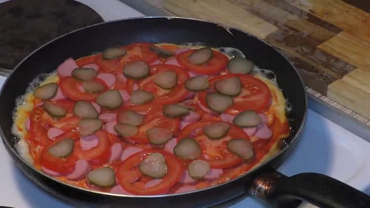 To make pizza in a pan, put cucumbers on the sauce