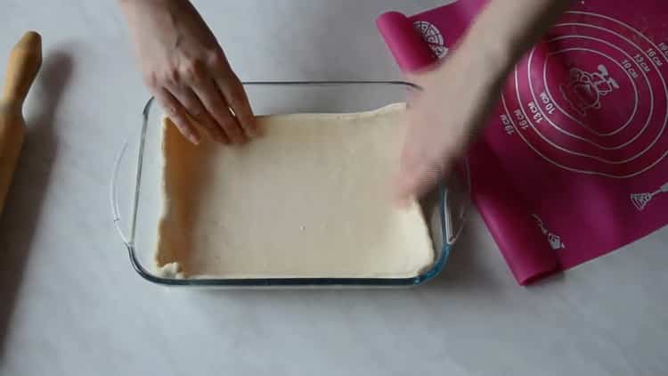 To make pizza on puff pastry, prepare a form