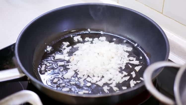 To make a pizza pie, fry the onions