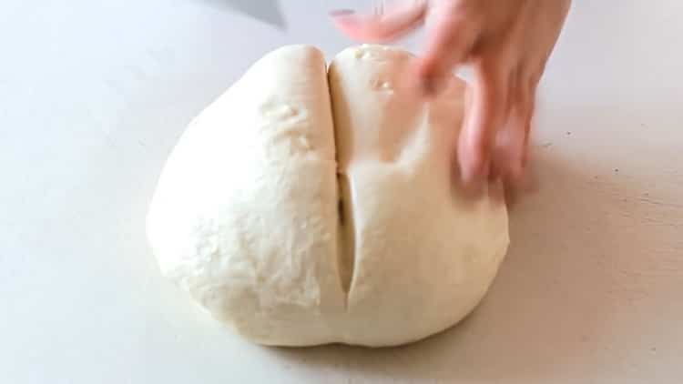 Knead the dough to make pizza with chicken