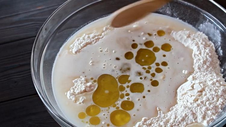 Mix the ingredients to make pizza with chicken