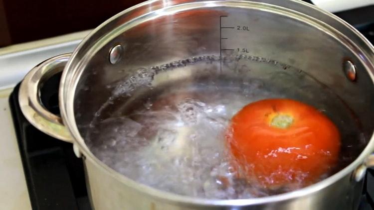 Scalp tomato to make pizza with chicken