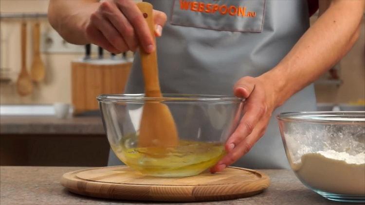 To make pizza with chicken and pineapple, mix the ingredients.