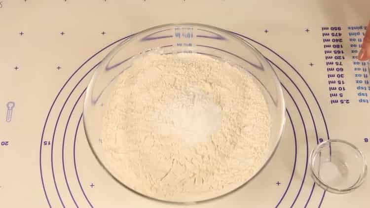 Sift flour to make lean cookies.