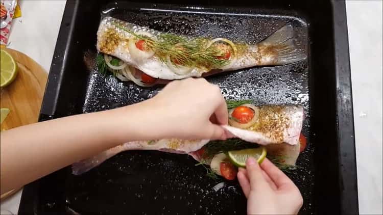 To prepare the bearing in the oven, put the greens on the fish
