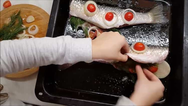 To prepare the bearing in the oven, put the greens on the fish