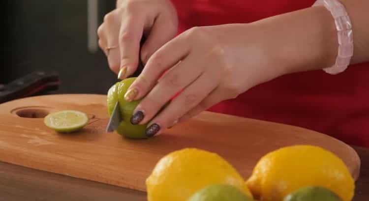To make delicious tea, cut the lemon