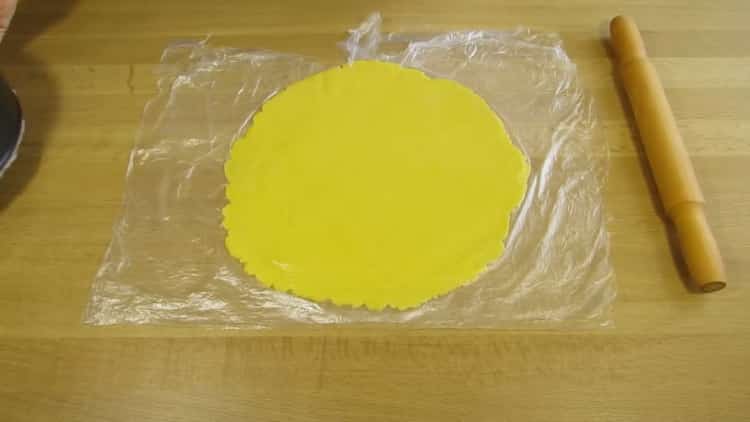 To make a pie with cottage cheese, roll out the dough