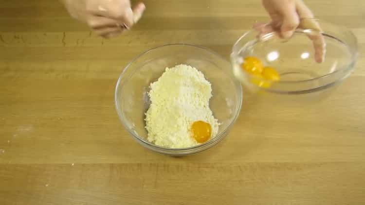 To prepare the cottage cheese pie, separate the whites from the yolks